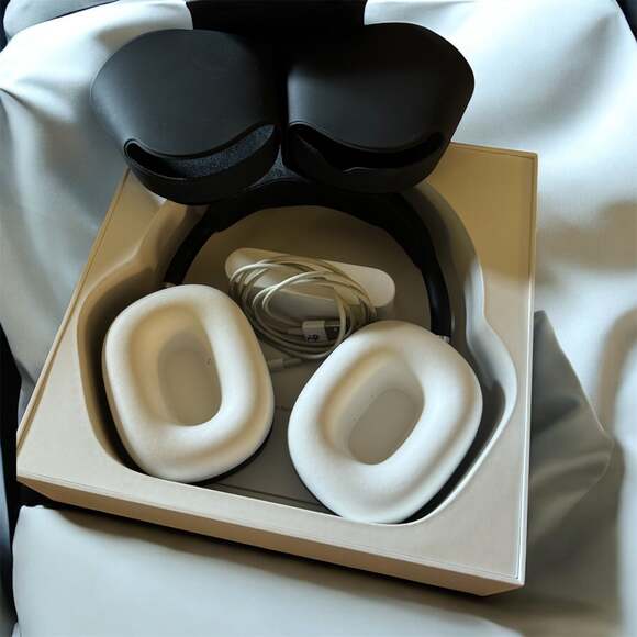 Apple AirPods Max Space Gray Wireless Over-Ear Headphones - Picture 4 of 5